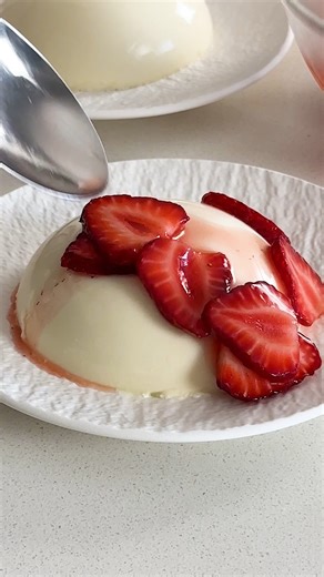 The easiest, creamiest Italian custard! 🍮 Recipe at: https://downshiftology.com/recipes/panna-cotta/ | Downshiftology
