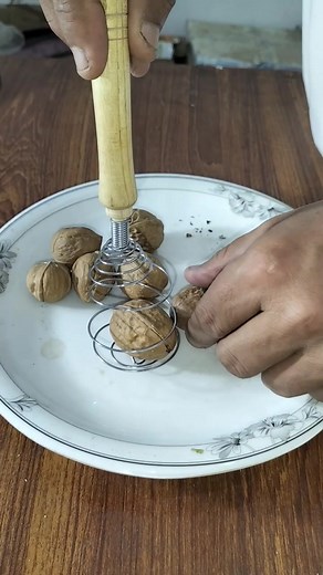 Easy Walnut Cracking Techniques | Cracking Walnuts | How to Crack Walnuts No.3
