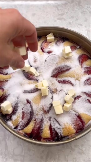 Le gâteau aux prunes tout simplement trop bon de @elinasaiach ✨ Ingrédients: -1/4 tasse de sucre un supplément pour la garniture -10 cuillères à soupe de beurre doux, à température ambiante un supplément pour la garniture -1/2 tasse de lait entier ou de crème fouettée -1 1/2 cuillère à café d'extrait de vanille -2 oeufs -2 tasses de farine tout usage -1 1/2 cuillère à café de levure chimique -4 à 5 prunes coupées en 4 ou 6 morceaux Instructions: 1. Préchauffer le four à 175°C. Beurrer et tapisse