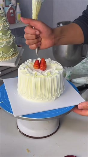 Easy cake decorating tutorial that anyone can follow