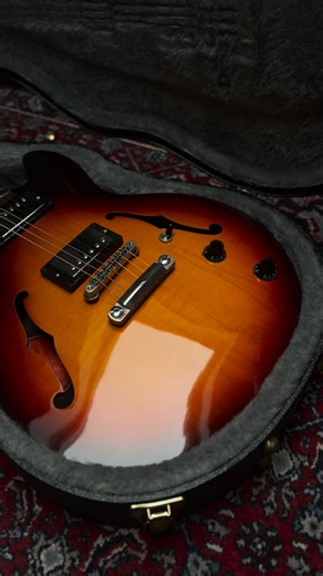 GIBSON ES-339 Studio z 2015 roku wykonany w USA w fabryce Gibsona w Memphis. Kolor Ginger Burst. Gitara jest w ładnym, oryginalnym stanie. Korpus wykonany jest z klonu z blokiem centralnym, gryf z klonu z podstrunnicą z pieczonego klonu. Pickupy to Gibson 57 Classic przy gryfie i Super 57 Classic przy mostku. W komplecie jest certyfikat i oryginalny futerał. Instrument brzmi i prezentuje się znakomicie, serdecznie polecam i zapraszam na testy. CENA 7699 zł #hrguitars #nasprzedaż #gibsones339, #g