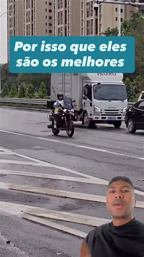 🚦 Já imaginou parar no semáforo sem colocar o pé no chão? Os chineses simplesmente resolveram isso! 🇨🇳😱 Eles adaptaram uma rodinha automática na moto que desce sozinha toda vez que para. Resultado? A moto fica totalmente equilibrada, sem esforço nenhum do piloto. 🤯 Isso é genial ou exagero? Comenta aqui o que você achou 👇 #inovacao #tecnologia #moto #motociclista #curiosidades | Canal Marcos Cross