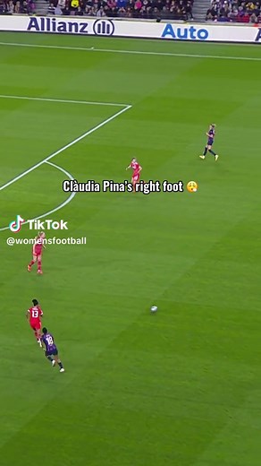 Clàudia Pina's Stunning Skills in Women's Football
