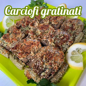 I CARCIOFI GRATINATI sono un piatto vegetariano gustoso e facile da fare, perfetti sia come contorno che come antipasto. La particolarità di questa ricetta è che non viene usato il pangrattato ma la mollica di pane che rende la gratinatura finale dei carciofi perfetta: cuore tenero ed umido ed esterno croccante!😋 Ingredienti: 5 carciofi 45 g di mollica di pane 25 g di pecorino romano 1 spicchio di aglio 1 mazzetto prezzemolo 1 mazzetto basilico o menta olio extra vergine di oliva limone sale Pr
