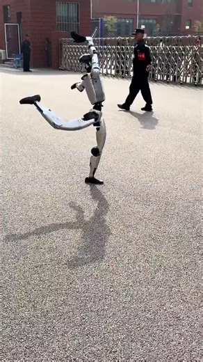 China continues to make remarkable strides in humanoid robotics.Watch until the end.This advanced unit successfully demonstrated stable bipedal locomotion in a crowded public environment. Moments later, it executed a realistic full-system recovery test by transitioning smoothly to a grounded position.Such practical demonstrations reflect the impressive pace of development in Chinese engineering. Every operational data point, including momentary stability adjustments, contributes directly to fast
