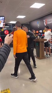 Last night, Victor Osimhen may have overreacted, and yes, he needs to calm down. He needs to be reminded that the beauty of a Maiden can take her to the palace, but her character will determine how long she will stay there, òun ti èèyàn ṣe nìyí, ó lè ṣe tẹ However in correcting him, we must be careful not to dismiss or erase his hard work, dedication, and deep passion for the Super Eagles. This video wasn’t from last night, it was from a moment when he was rushing straight from club duty to focu