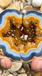 Agate Geode (Agate Geode) contains yellow–orange Quartz crystals #GemHunting #RockHunting #RockSplitting #StoneBreaking #HiddenTreasure #GemDiscovery #Prospecting #RockCracking | Andeska