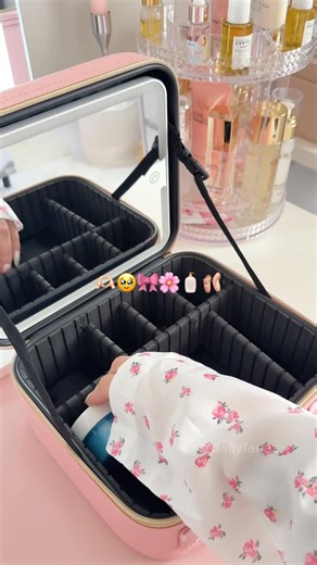 Eurek - Maquillaje, Accesorios on Instagram: "Cosmetiquera con luces ✨, si no sabías que pedir de amigo secreto aquí te dejo una opción 🙂‍↔️ 📍Ca. 7 de enero 1339 📍Av. Bolognesi 1089 📲 933700771 #tiendaperu #cosmetiquera #maletademaquillaje"