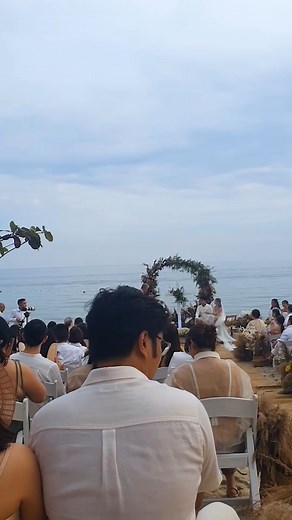 26K views · 20 reactions | perfect zoom in timing 藍 a banana boat crashed this beach wedding  #reels #wedding #bananaboat #beachwedding #weddings #bride #weddingcrashers #groom | In The Know Beauty | Facebook