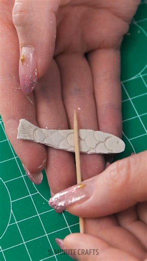 She turned fish scales into a silver pendant 🐟🔥