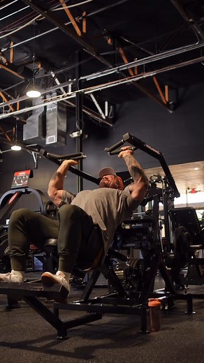 Justin Williams || #1 Men’s Fat Loss Coach on Instagram: "Most people think they’re training to failure… But what they’re really doing is quitting when it gets uncomfortable. True failure isn’t when it burns. It’s not when your mind says “that’s enough.” It’s when your body physically can’t complete another rep without losing form, breaking tempo, or compensating with momentum. Going to failure isn’t about getting sloppy or chasing ego lifts. It’s about control: • Keeping your form locked in. •