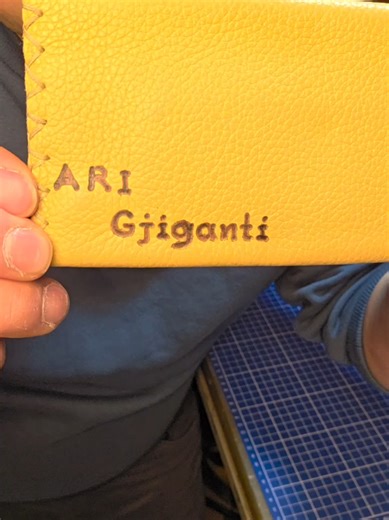 θείος μου μου ζήτησε να του φτιάξω μια δερμάτινη θήκη και να γράψω επάνω «Άρης ο Γίγαντας». Εγώ το έγραψα στα αλβανικά: Ari Gjiganti 🦁 Χειροποίητη δερμάτινη κατασκευή και πυρογραφία στο χέρι, όπως όλα τα κομμάτια μας. 📍 Από 9 έως 14 Μαρτίου 2026 θα μας βρείτε στην έκθεση που γίνεται μέσα στο Μετρό Συντάγματος 🕘 09:00 – 21:00 🌐 www.demmiro.gr� #demmiro #χειροποιητο #δερμα #πυρογραφια #handmadegreece