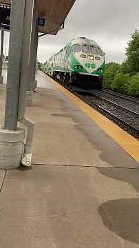 Richmond Hill GO Transit Loco 632 arrives at Gormley GO enroute to Bloomington #train #gotransit
