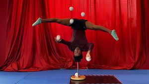 Circus performer uses his head to break world record with unique juggling skills