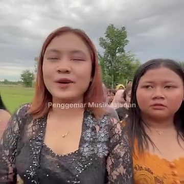 224K views · 5.7K reactions | Kali Ini Penonton Di Jalanan Dibikin Terpesona Dengan Kehadiran Nia Dirgha Bersama Musik Jalanan Irama Dopang | Penggemar Musik Jalanan | Facebook