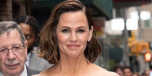 Jennifer Garner maakt zeldzaam rode loper-optreden en showt haar getrainde lichaam in strapless glitter jurk
