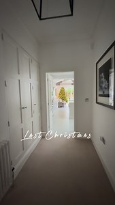 Morning How the Christmas tree looked last year! It won’t be changing much this year but I’m planning to put it up a little earlier than usual. I’m having another operation at the end of November, so I’d rather get it done before then… unless I leave it to Andrew, probably not the best idea! The tree was from @balsamhilluk and it’s such a beautiful shape. I’d never had a faux tree until last year and I’m converted now, I love how perfect it looks and being pre-lit makes life so much easier! This