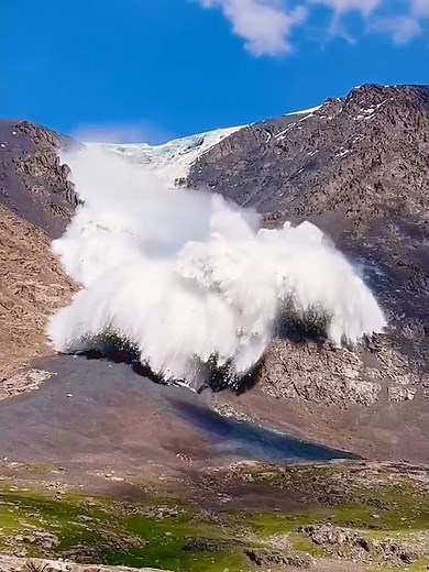I Didn’t Know Avalanches Could Be This Terrifying#nature #viral #trending