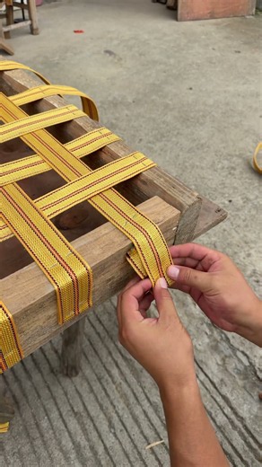 Make durable leisure stools with wood boards and webbing