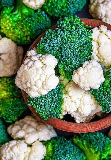 3.3K views · 38 reactions | Broccoli vs. Cauliflower: The Healthier Pick! 復塞 Broccoli or Cauliflower — which one should be on your plate for maximum nutrition? Discover the surprising differences in vitamins, minerals, and health benefits in just 60 seconds!  Find out which veggie really packs the punch for your health! #fblifestyle #broccoli #cauliflower #nutrition #healthyeating #veggies | Arabic Food Recipes | Facebook