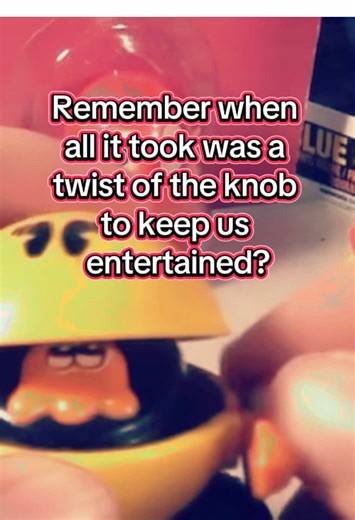 Remember wind-up toys from the 80s? Pac-Man chomping across the floor, Snoopy & Woodstock wobbling, penguins and whales splashing in the tub, even the bubble gum chicken laying candy eggs. And who had the mini mixers, floor buffers, or toy chainsaws? Twist the knob, let them go — simple times, big joy. 💛 #winduptoys #80snostalgia #genx #retrotoys #genxmemories
