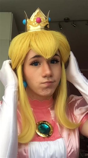 i don‘t skrrrrt 💕 #peach #princesspeach #supersmashbrosultimate #peachcosplay #princesspeachcosplay #supermario #supersmashbroscosplay #nintendo