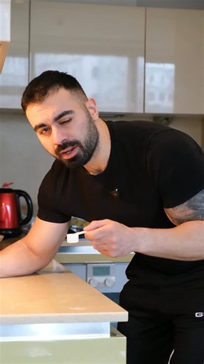 Arda Baloğlu - ardabuild.com on Instagram: "Eğer kreatini böyle kullanırsan ? Günlük içtiğin suya ekstra 500-600ml ekle Günde 3-6gr ihtiyacın kadar su al"