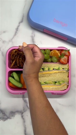 Packing a big lunch for big kids? The Pop Lunch Box has all the space you need! ________ ¿Preparar