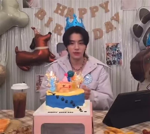 Jake Shim Chile Fanbase by ENHYPEN on Instagram: "[VIDEO ⁝ 251114] Cuts de #JAKE en el live de hoy por su cumpleaños ✨😭🎂 ──── ˗ˋ ୨୧ˊ˗ ──── ┊🦭┊⋆𝐶𝑟. jake9226 『 Jᴀᴋᴇ Sʜɪᴍ ┊𝐶ℎ𝑖𝑙𝑒 』 ୨୧┈🦮┈୨୧ #JAKE #ShimJaeyoon #JAKESHIM #심재윤 #제이크 #ENHYPEN #DesireUnleash #BadDesire #HYBE #BELIFTLABS"