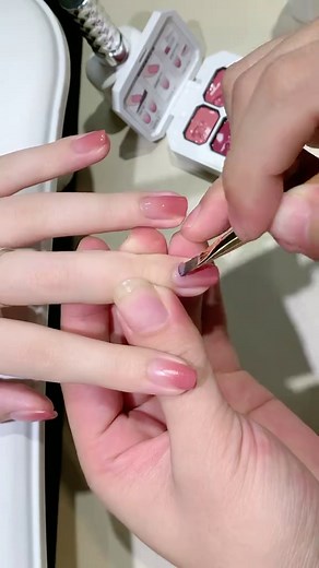 Hotline's new concealer patting glue #annies Even beginners can get started easily. #naillovers #nailart #nailsoftdesign #0207
