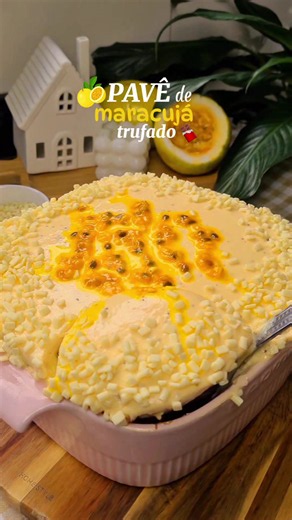 Pavê de maracujá trufado 💛🍫 Sobremesa prática, que não vai ao fogo e que fica maravilhosa! Faz essa receita e depois me conta se gostou! 💕 👉 Mousse: • 300 g de suco de maracujá (deu 3 maracujás) • 2 caixas de leite condensado • 2 caixas de creme de leite • 150 g de leite em pó • suco de um limão Bata a polpa dos maracujás no liquidificador, coe e reserve num recipiente. Depois bata todos os ingredientes no liquidificador. Deixe gelar uns 20 min antes de fazer a montagem. 👉 Ganache: • 250 g 