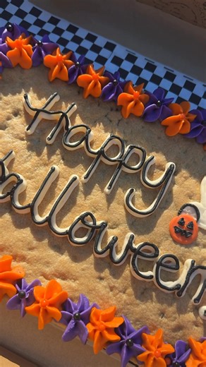 The sweetest treat for this Halloween night!  Love when y’all let me have creative freedom and choose what to put on your cookie cake 珞 came out so cute!  #cookie #smallbusiness #shopsmall #happyhalloween #halloween #sweets #baker #explore | The Chunky Crumb | Facebook