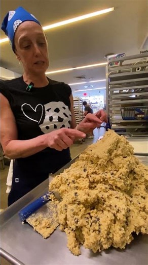 Here’s how Levain makes their iconic cookies. #Levain #Cookie #NYC