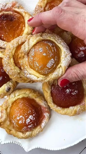 APRICOT CHEESECAKE TARTS. We love making these with fresh apricots, but they work just as well with tinned apricots. They are the perfect little size for an individual dessert and make a great morning or afternoon tea option alongside a cup of tea. They are also the perfect finger food dessert option for your next party. Crispy Fillo Pastry, a creamy cheesecake filling and sweet apricots – a winning flavour and texture combination. You can find the recipe on the Antoniou Fillo Pastry website, he