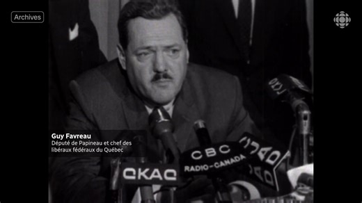 Le 10 septembre 1965, Pierre Elliott Trudeau, Jean Marchand et Gérard Pelletier se lancent en politique sous les couleurs du Parti libéral du Canada. Les voici en conférence de presse au moment d’annoncer leur adhésion au parti, dirigé alors par Lester B. Pearson. Source : Séquences de tournage, 10 septembre 1965 | Les Archives de Radio-Canada