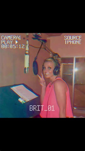 Britney Spears recording 'Scream & Shout' vocals with will.i.am (2012 studio clip)
