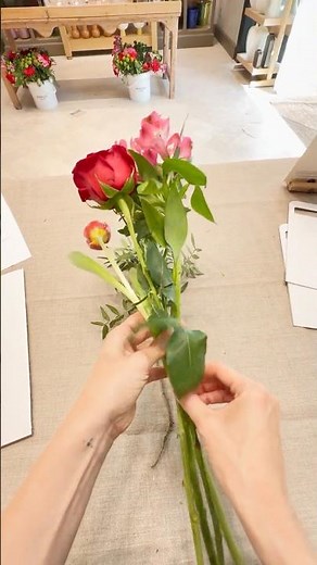 🌹 Feliç Sant Jordi. Pick your favourite vase in our Barcelona stores and receive a bouquet.