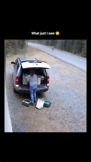 The Knowledge Vault™ on Instagram: "✨.. 日本では、圧電タイルを使って人々の足跡を電気エネルギーに変換しています。 これらのタイルは、あなたの足から生まれる運動エネルギーを捉えます。 1歩くたびに、体重と動きがタイルに圧力をかけ、わずかに曲がります。その際に生じる機械的な応力を、内部の圧電材料が電気に変換します。 チー歩ごとに少量の電荷が発生し、何百万もの足跡が組み合わさることで、LEDライト、ディスプレイ、センサーを動かすのに十分な電力が生まれます。 渋谷駅のような人が多い場所では、毎日およそ240万人歩がこのシステムに貢献しています。 この電力は蓄電や即時利用が可能で、 従来の電力への依存を減らし、持続可能な都市インフラを支えています。 ・日常の動きを実用的な再生可能エネルギーに変える革新的な方法です。 #日本 #知識 #事実 #知ってた #おすすめテクノロジーイノベーション 歴史 技術実験 人気 Dm for Credit Removel !"