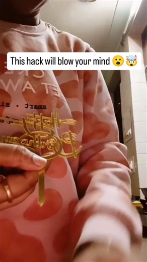 Cake O'Clock by Punam on Instagram: "This is for all the bakers.... 🤭😊❤️✨ This is such an easy technique to put your cake topper wherever you like 🤗😍"