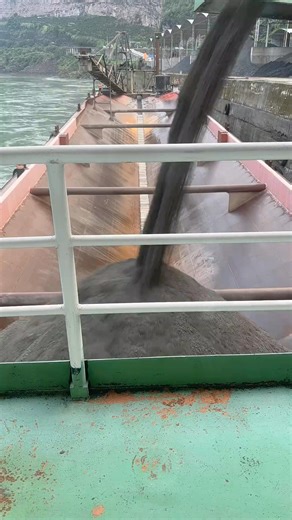 174K views · 1.4K reactions | The whole process of loading sand and gravel on a self-unloading ship at the shore #sand and gravel #self-unloading ship #canal #unloading #crew #loading and unloading ship #ore #phosphate rock #sand and gravel #fine sand #decompression video | 丁掌柜 | Facebook