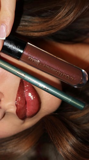 wicked lip combo 🧙 @r.e.m.beauty x @wickedmovie for good Elphaba makeup set - Essential drip glossy balm and At the bordeline lip liner Please do not use my content without my permission. #makeup #lipproduct #glossylips #lipgloss #lipcombo #wicked #rembeauty | naomimizrahi