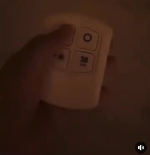 🛑 kit de 3 LED lampes qui s'accrochent avec des adhésifs et peuvent être contrôlées à distance grâce à la télécommande incluse qui permet d'allumer , éteindre et déterminer la durée d'éclairage.. | GlobalMarket