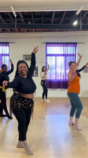 We always close out class with a follow along/improv. Everyone thinks isolations, costumes, and difficult movement are what make this dance what it is but that’s not true at all! It’s the way you connect with the music. The culture. Feel the rhythms and musical embellishments. Think about how it makes you feel. Truly take a journey through how beautifully the music is composed. And just move. #bellydance #bellydancetiktok