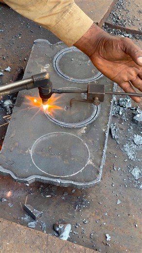 Amazing process engine head cylinder plate￼ gas cutting ￼ #cylinder #tipsandtricks #mechaniclife #reelsvideo | Skills man