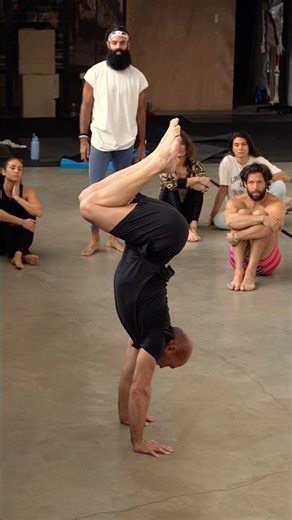 Rib position in Handstand