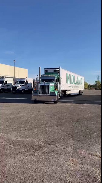 Delays persist for truckers attempting to cross border into Canada