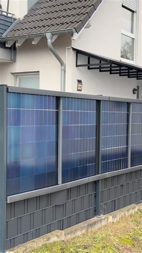 Wattstone on Instagram: "Die Rückseite im Gesamtüberblick. Hier sieht man noch einmal die komplette Ausführung der Kabelführung und der Befestigung im Zusammenspiel. Im Nachgang hat der Kunde die Anlage eigenständig erweitert und Optimierer ergänzt, um auf Verschattung und unterschiedliche Erträge einzelner Module zu reagieren. Ein gutes Beispiel dafür, wie sich ein Projekt auch nach der Installation weiterentwickeln lässt – angepasst an reale Bedingungen und neue Anforderungen im Betrieb."