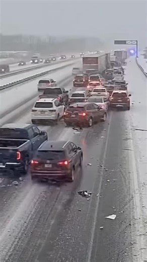 Autosgoal on Instagram: "Highway crashes (often called “interstate” or “freeway” accidents) are distinct from city street collisions due to the sheer kinetic energy involved. At highway speeds—typically 65 to 80 mph—even a minor error has a massive physical footprint, turning a simple lane change into a high-stakes event. As of early 2026, data suggests a stabilization in highway fatalities (an estimated 8.2% drop in the first half of 2025), yet the mechanics of these crashes remain a primary fo