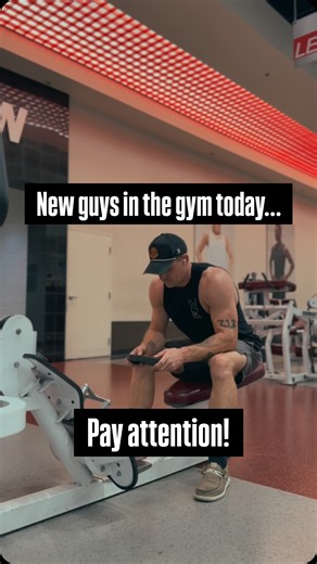 Travis Nelson | Online Fitness & Nutrition Coach on Instagram: "New guys in the gym today, pay attention 👇🏼 I know what you’re thinking seeing me on my phone between sets.. But it’s not what you think. I’m recovering so my next set actually counts. If your goal is to build muscle and strength, rushing your sets is one of the fastest ways to stall progress. Taking 60–180 seconds between sets: • Longer rest periods on compound lifts 2-3 min • 60-90 sec on isolation lifts • This lets your strengt