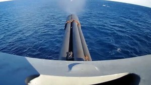 이지스함 시대를 열다! 타이콘데로라가급 순양함 벨라걸프의 CIWS 근접 방어무기, 함포 등 실사격 훈련 이지스함 시대를 연 타이콘데로가급 순양함 벨라걸프(CG-72)의 패일랭스(Phalanx) Block 1B CIWS, Mk45 Mod2 5인치 함포, 12.7mm M2 기관총, M240 기관총 실사격 훈련 영상입니다. 타이콘데로가급은 1970년대에 설계된 전투함으로 알레이버크급과는 달리 선수와 선미에 5인치 함포 2문이 탑재되어 있는데요 함수와 브릿지 주변 등 곳곳에 12.7밀리, 7.62 기관총 등으로 무장을 하고 있습니다. | 유용원